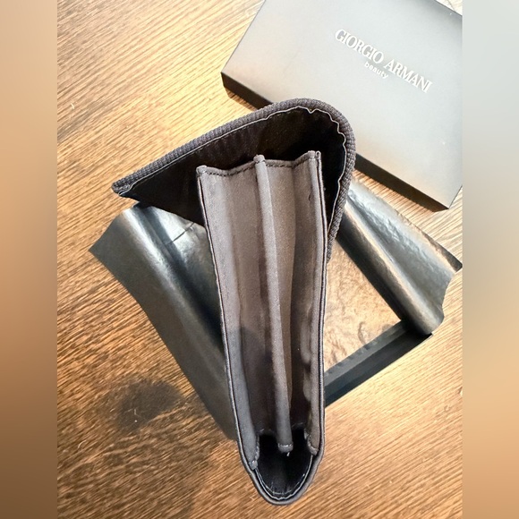 NWOT, clutch/ beauty bag. Armani. - Picture 5 of 7